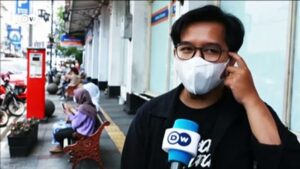 Indonesia’s COVID vaccination campaign prioritizes workers