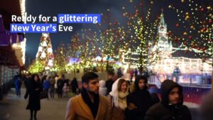 Locals flock to festive Red Square despite Moscow virus spike