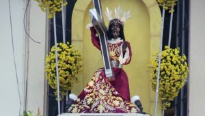 Thousands flock to Philippine church for miracle from Catholic icon