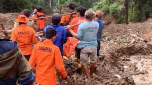 Indonesia: Floods displace over 20,000, hamper polling