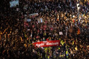 Spain: Thousands protest, demand Valencia leader resign
