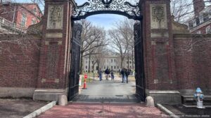 How Trump's intimidation tactics affect Harvard students dw